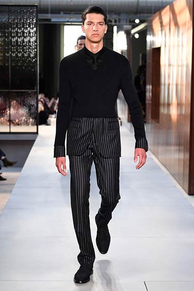 مجموعة Ricardo Tisci الأولى لدار Burberry... تصاميم راقية بلمسة جريئة